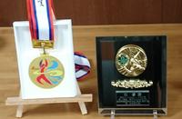 IHメダルと贈られた盾