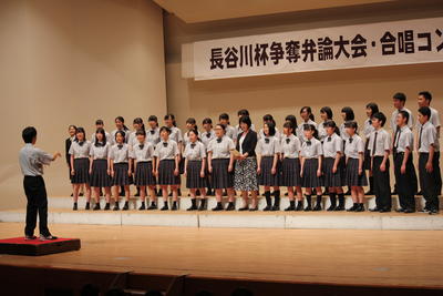 校内合唱コンクールで歌う合唱団