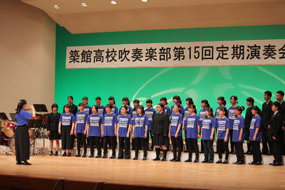 吹奏楽部定期演奏会で歌う合唱団