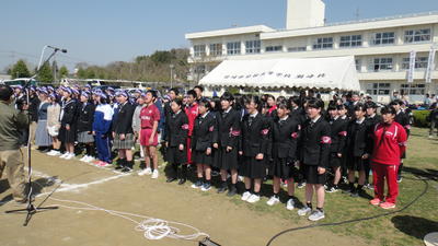 定期戦で歌う合唱団