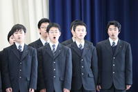 入学式で歌う合唱団