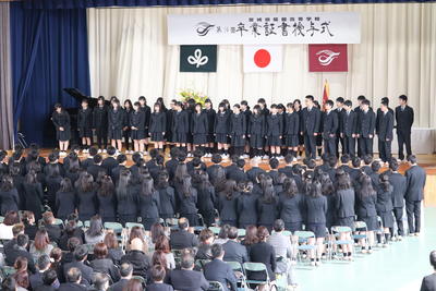 卒業式で歌う合唱団